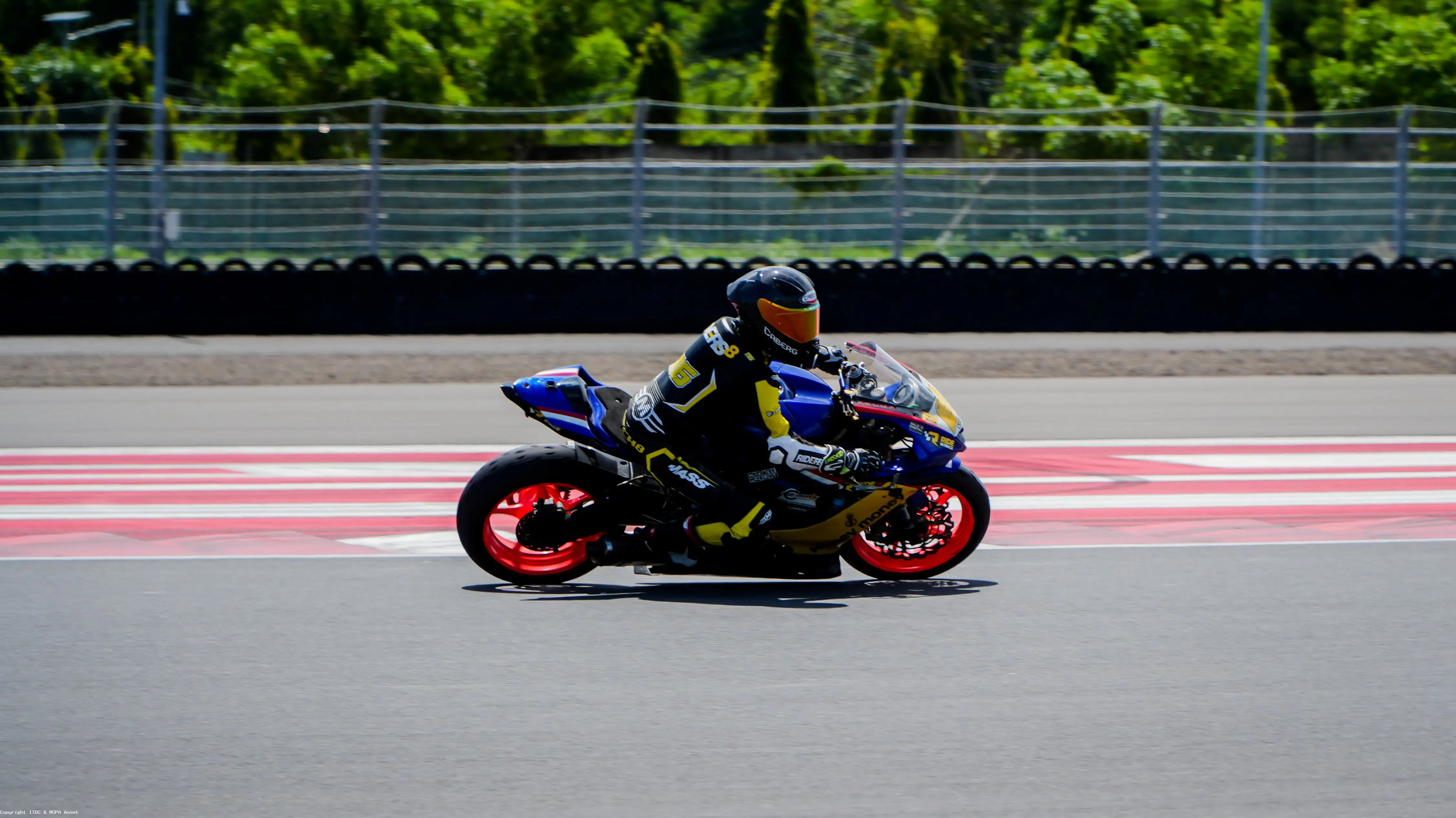 Ride In Track: Mantan Pembalap Superbike Mark Aitchison Rasakan Sensasi Balap di Pertamina Mandalika International Circuit